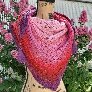 💖 New Handmade Crochet Light weighted  Baktus / Shawl / Triangular Scarf